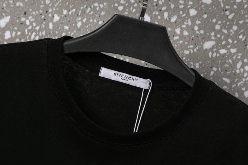 Minimalist Gxvxnchy T-Shirts 95400