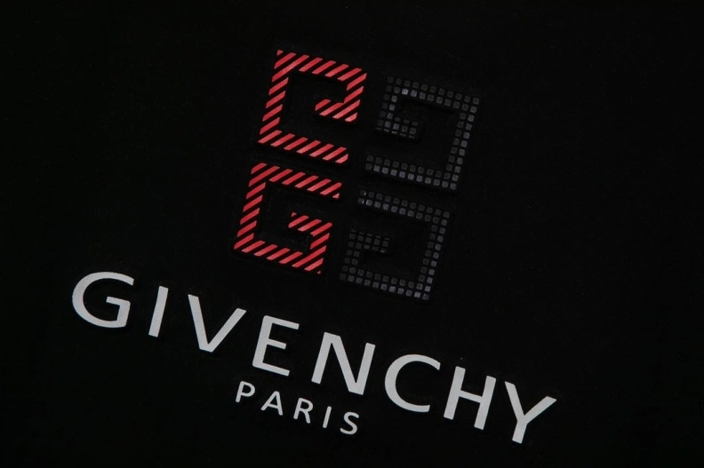 Minimalist Gxvxnchy T-Shirts 95400