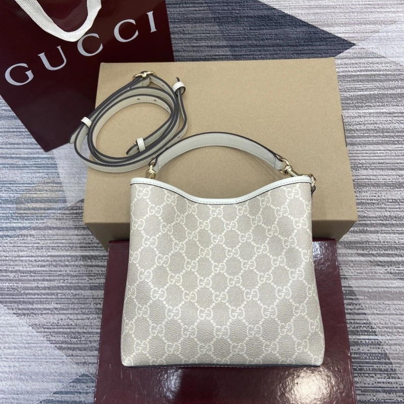 Gxccx Bucket Bags Bright 38163