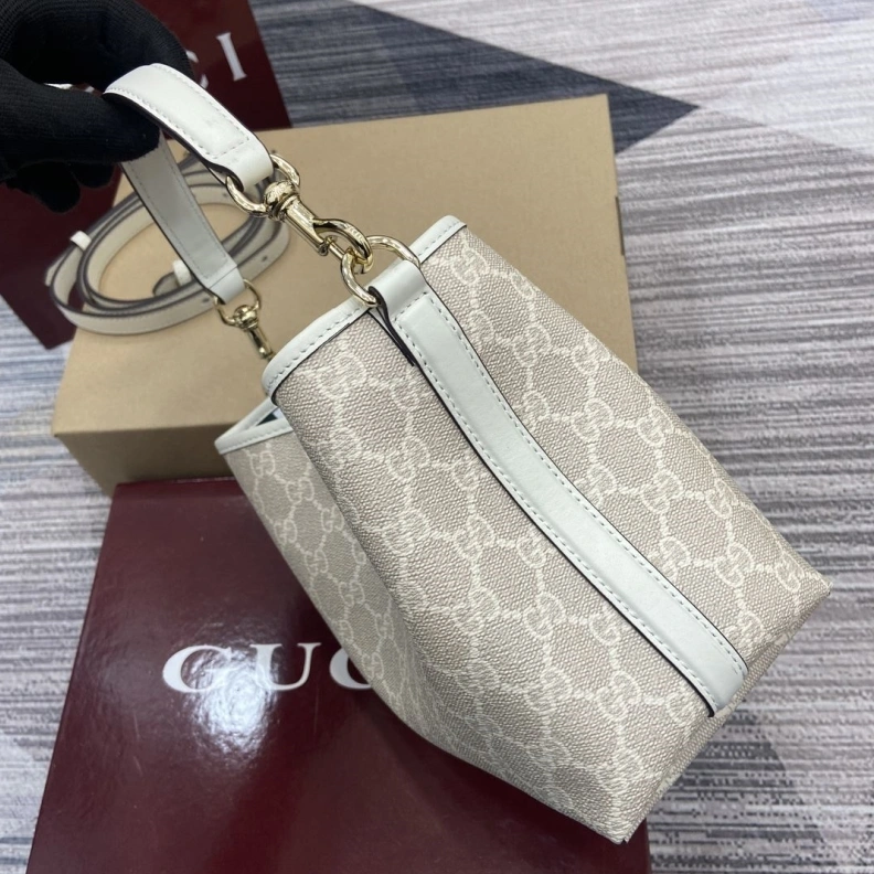 Gxccx Bucket Bags Bright 38163