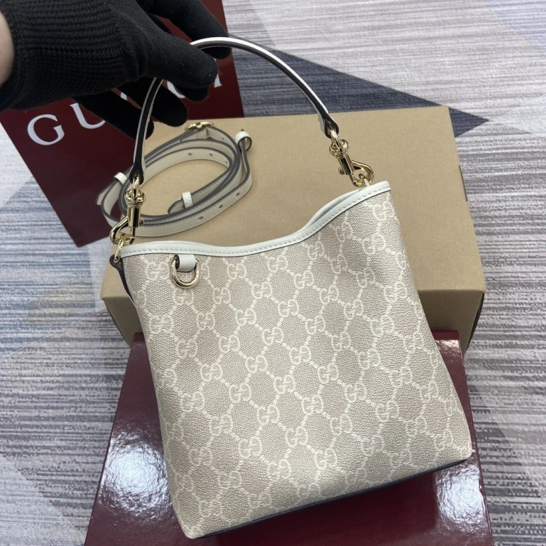 Gxccx Bucket Bags Bright 38163