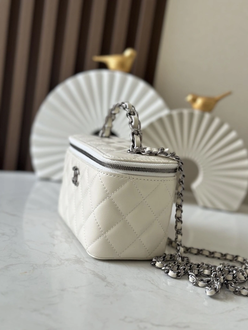 Fashionable Chxnxl Cosmetic Bags 29221