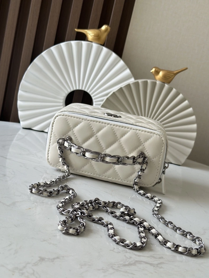 Fashionable Chxnxl Cosmetic Bags 29221