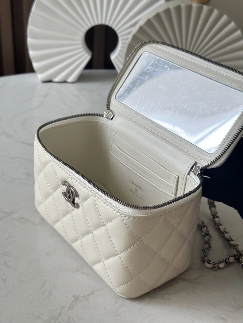 Fashionable Chxnxl Cosmetic Bags 29221