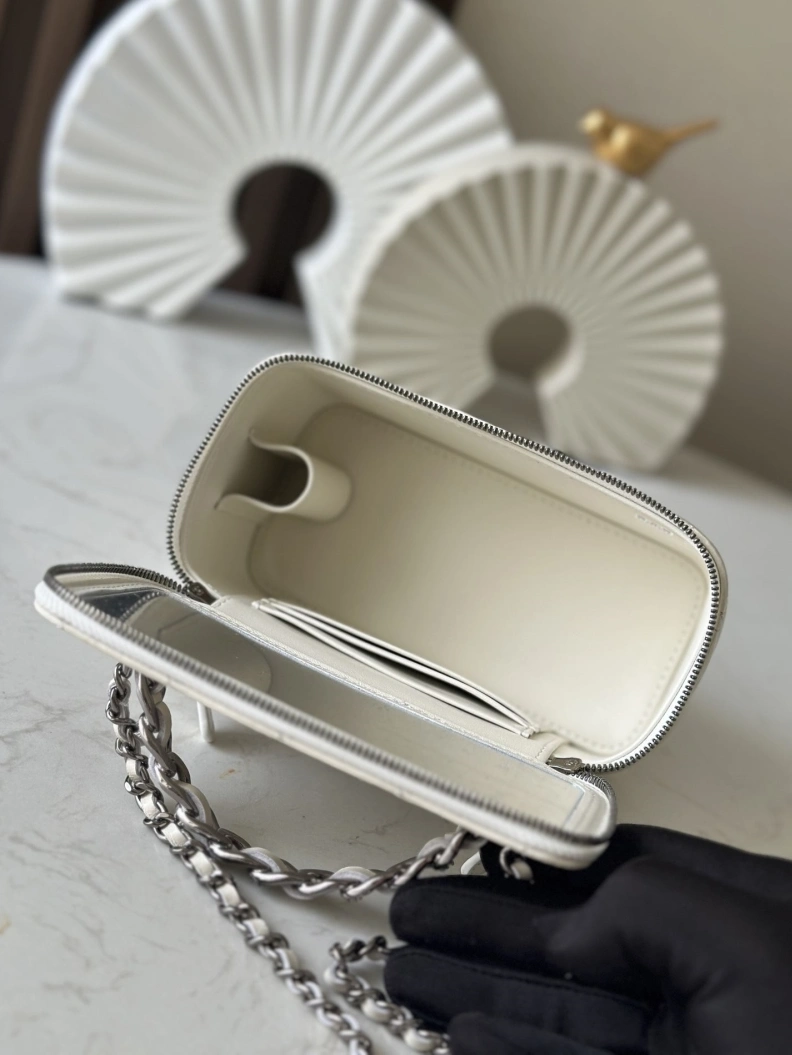 Fashionable Chxnxl Cosmetic Bags 29221