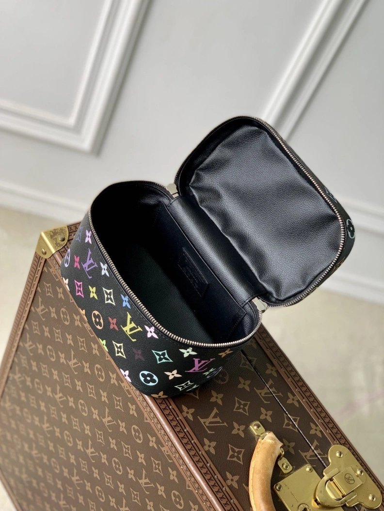 Efficient LX Cosmetic Bags 1700