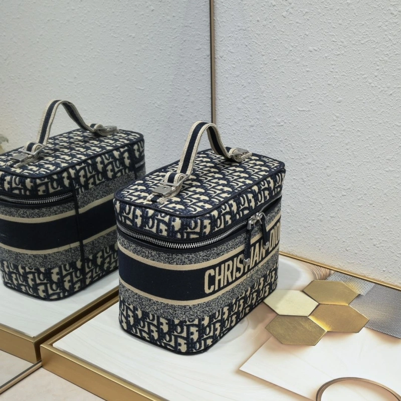 Reliable Dxxr Cosmetic Bags 62702