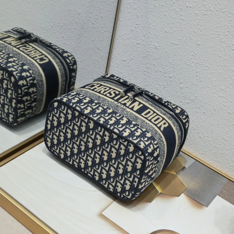 Reliable Dxxr Cosmetic Bags 62702