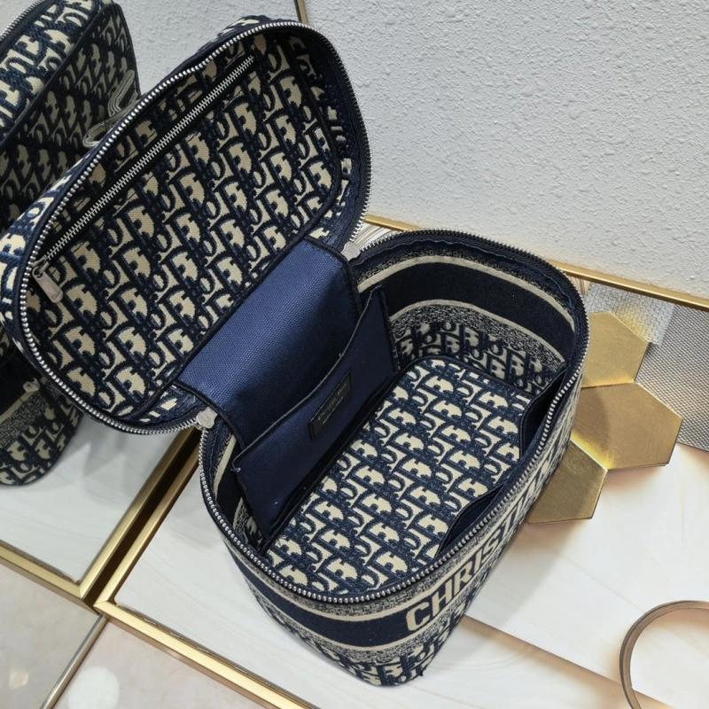 Reliable Dxxr Cosmetic Bags 62702