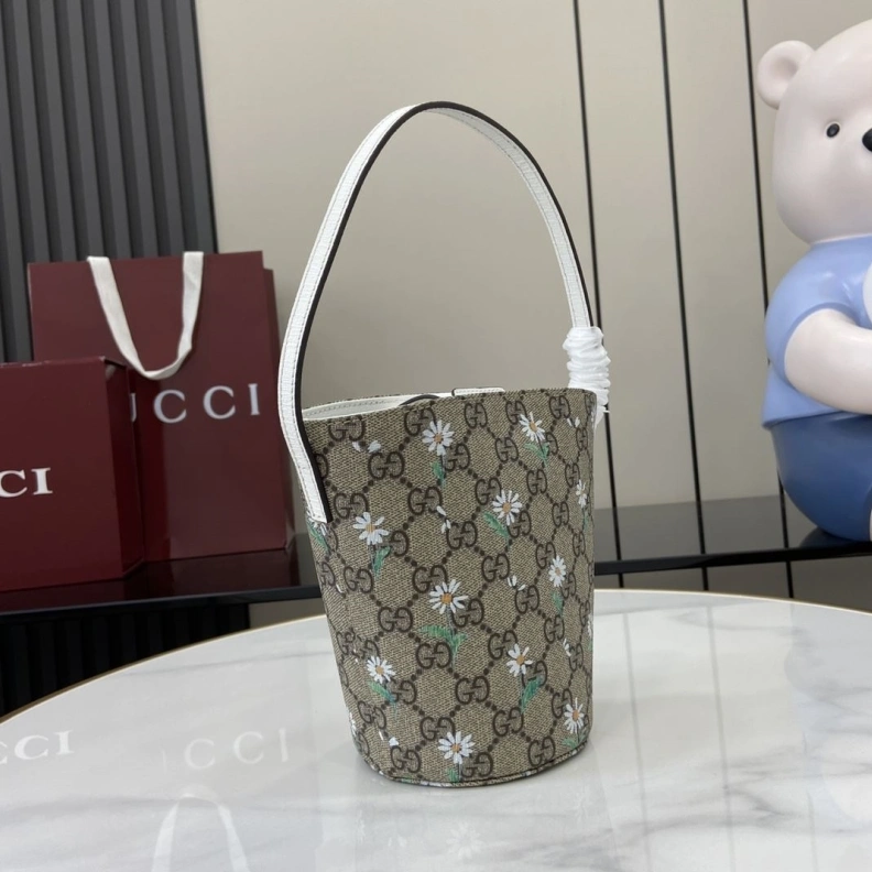 Gxccx Bucket Bags Bright 38739
