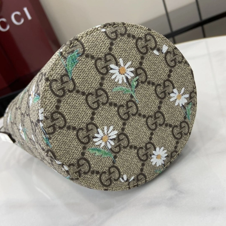 Gxccx Bucket Bags Bright 38739