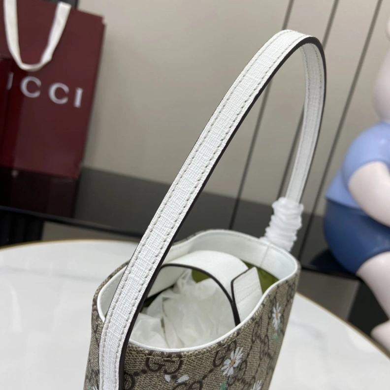 Gxccx Bucket Bags Bright 38739