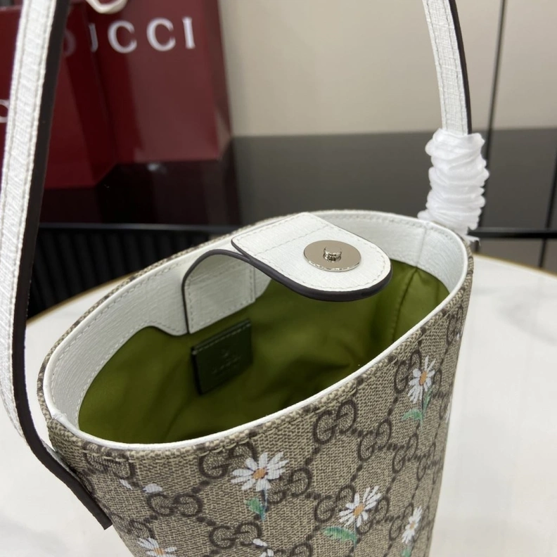 Gxccx Bucket Bags Bright 38739