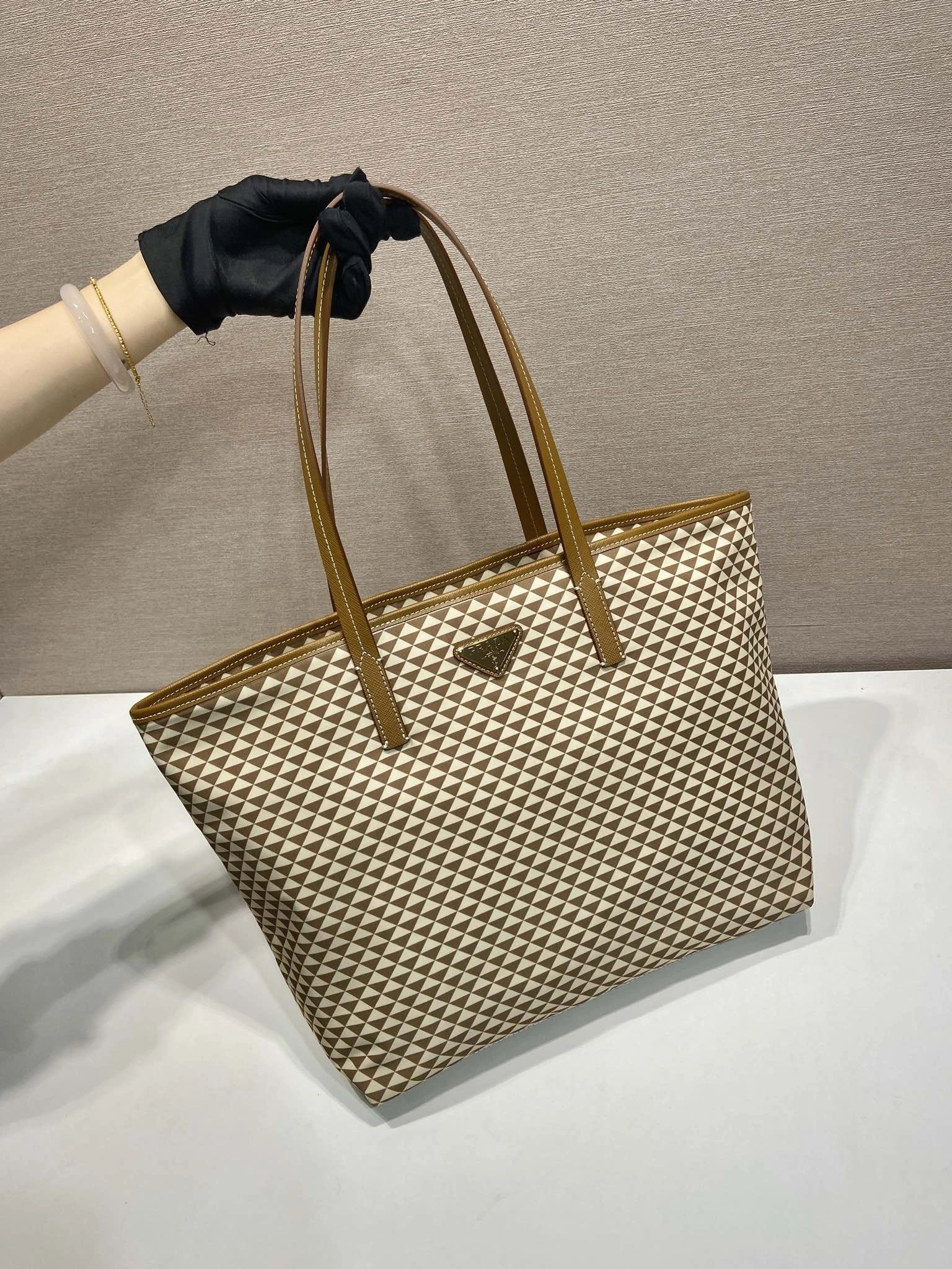 Sophisticated Prxdx Shopping Bags 55040