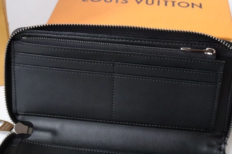 Trendsetting LX Wallets 18280