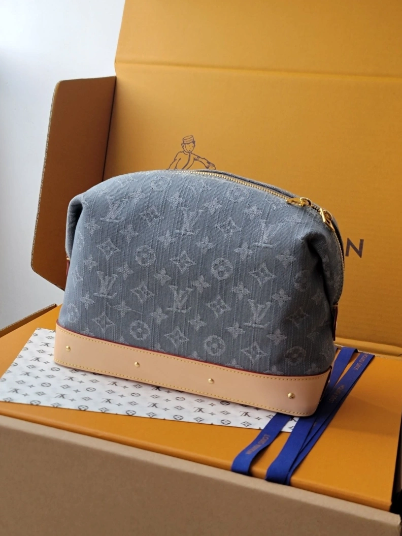 Affordable LX Cosmetic Bags 7847
