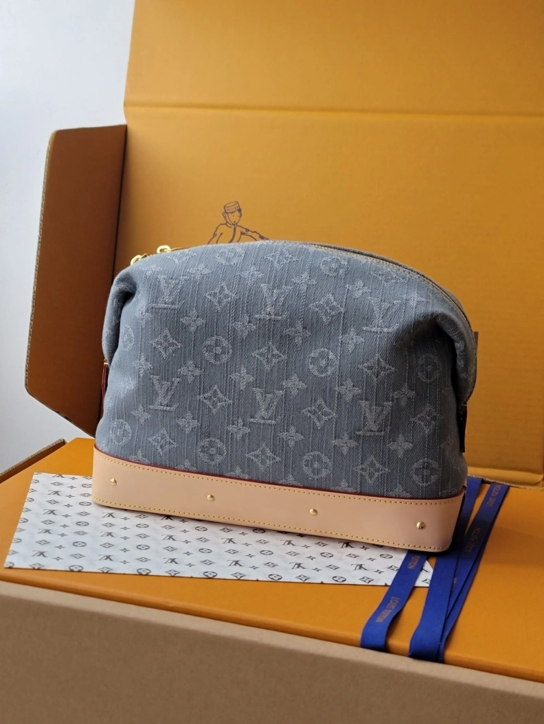 Affordable LX Cosmetic Bags 7847