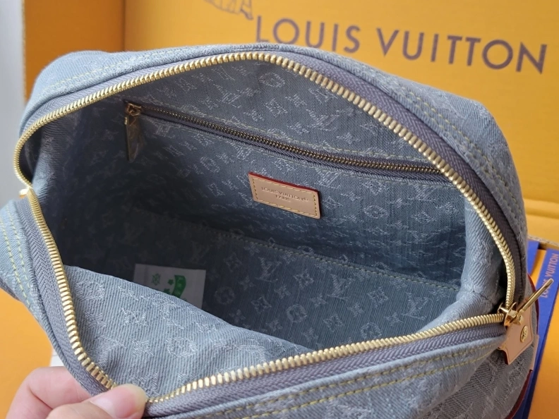 Affordable LX Cosmetic Bags 7847