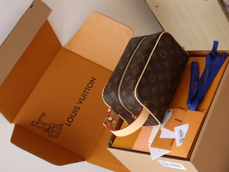 Fashionable LX Cosmetic Bags 12131