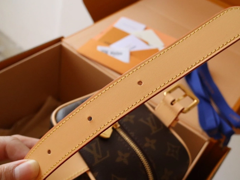 Fashionable LX Cosmetic Bags 12131