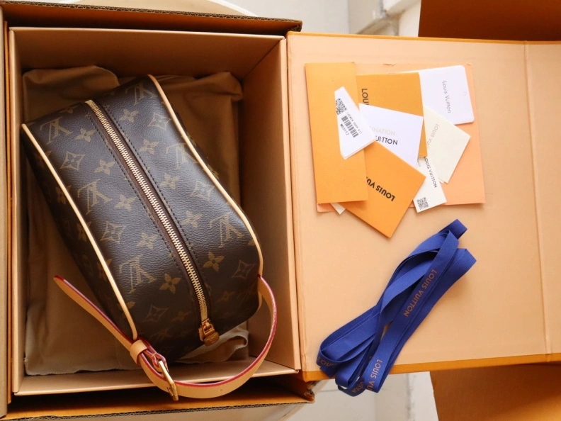 Fashionable LX Cosmetic Bags 12131