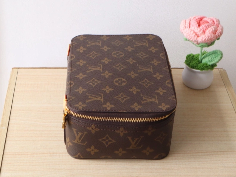 Efficient LX Cosmetic Bags 12099