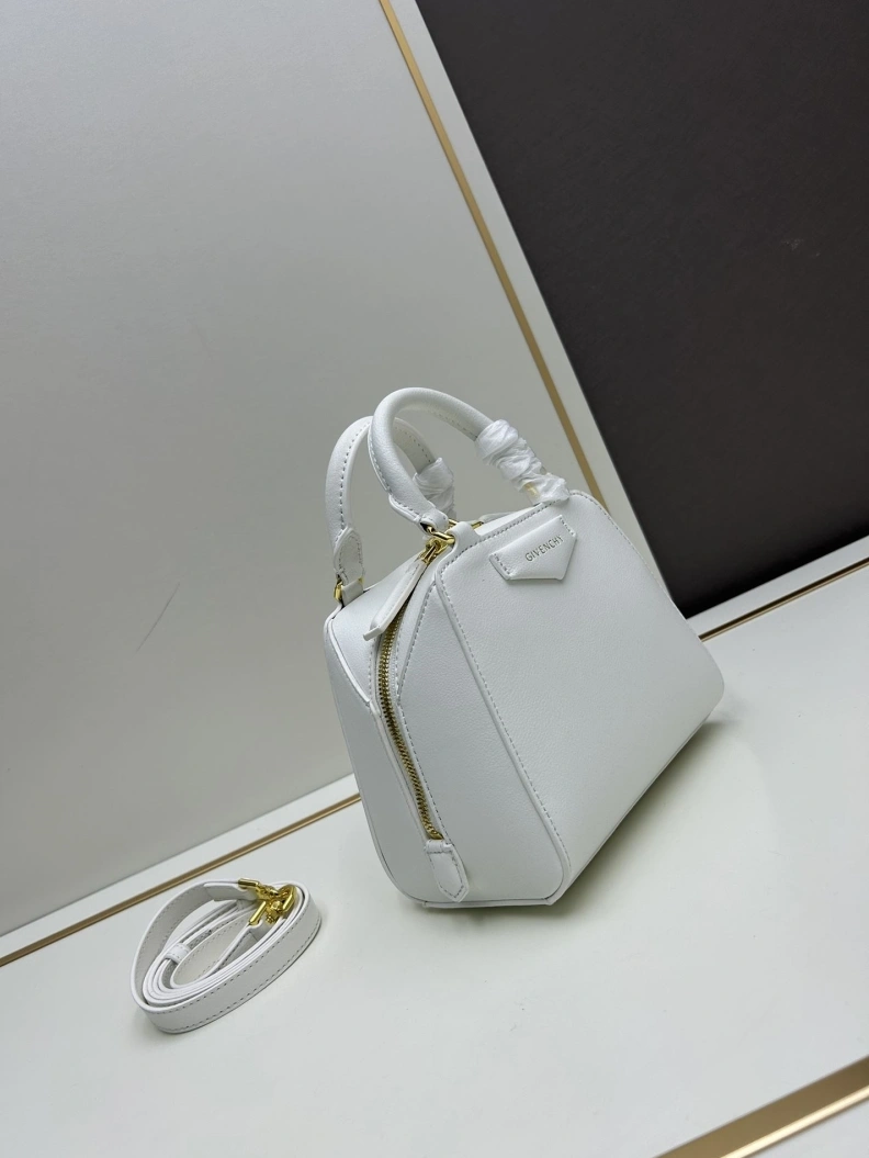 UrbanStyle Gxvxnchy Handle Bags 80190