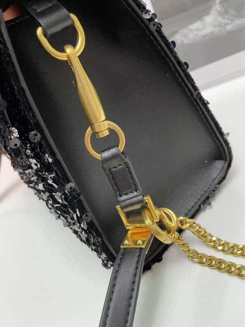 Classic Vxlxntino Handle Bags 79235
