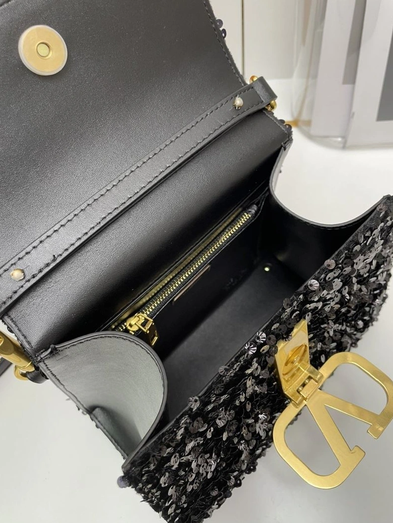 Classic Vxlxntino Handle Bags 79235