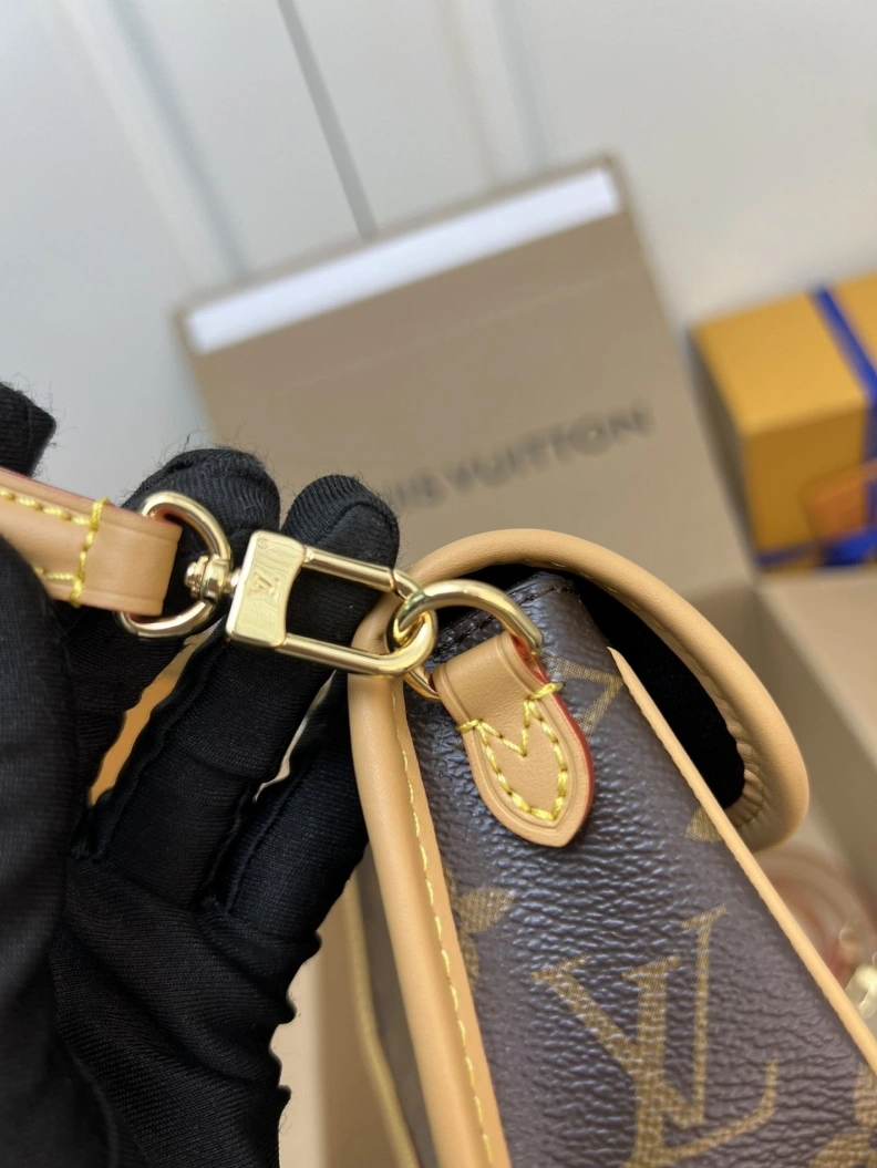 Flexible LX Top Handle Bags 23555