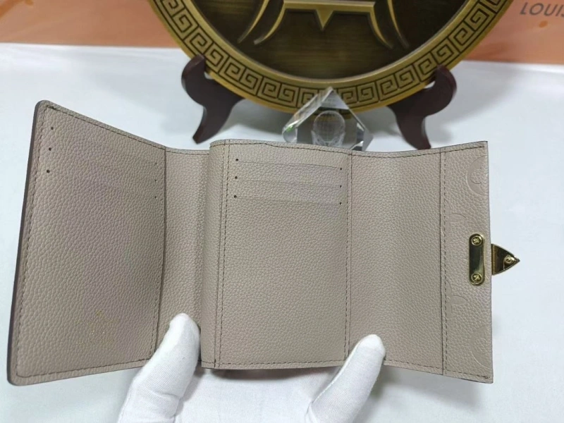Trendsetting LX Wallets 16410