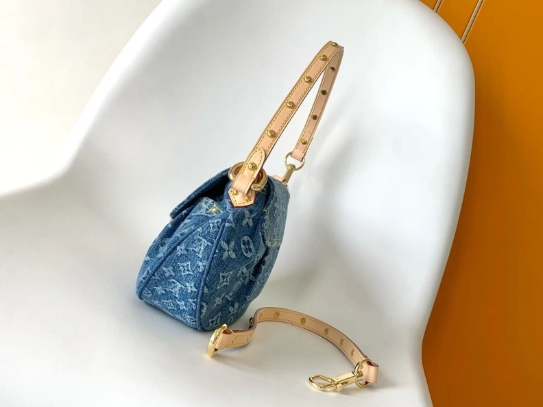 Comfortable LX Top Handle Bags 8476
