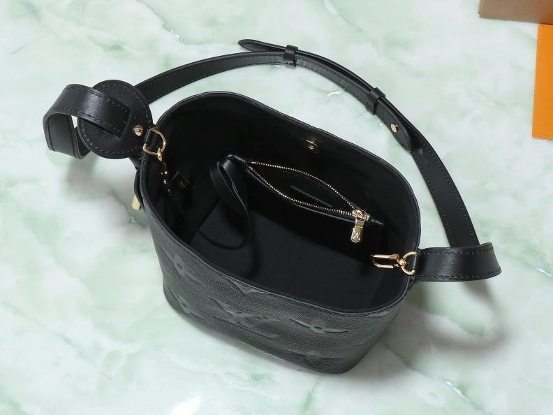Resilient LX Shopping Bags 8730