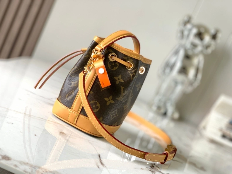 Compact LX Bucket Bags 9382