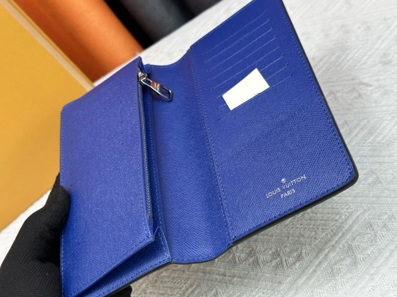 Practical LX Wallets 22683