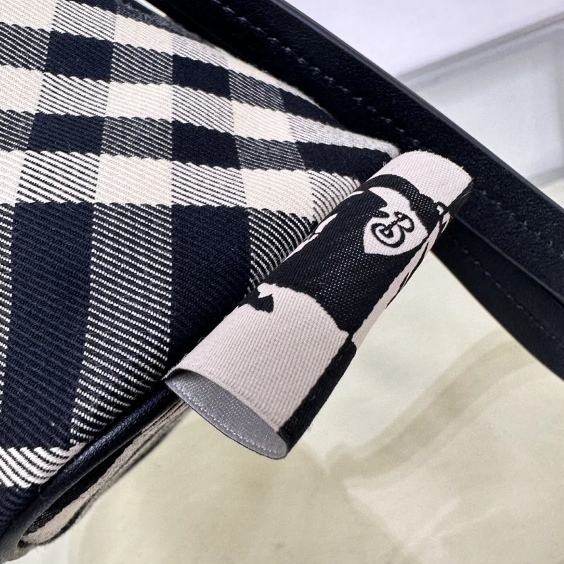 Soft Bxrbxrry Bucket Bags 75011