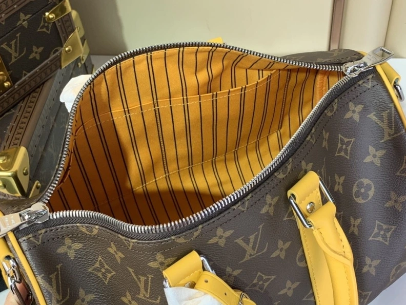 Trendsetting LX Travel Bags 1395