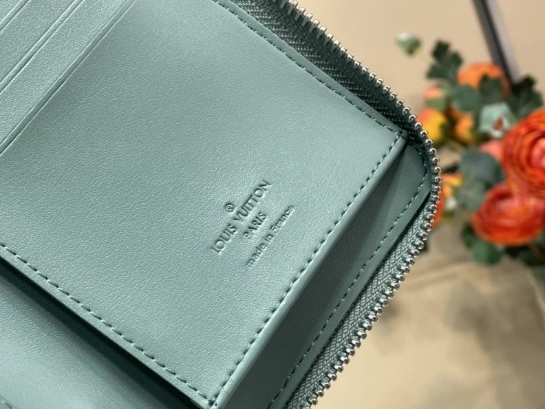 Versatile LX Wallets 214