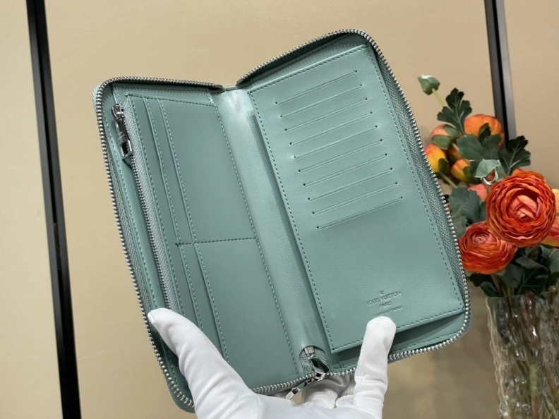 Versatile LX Wallets 214