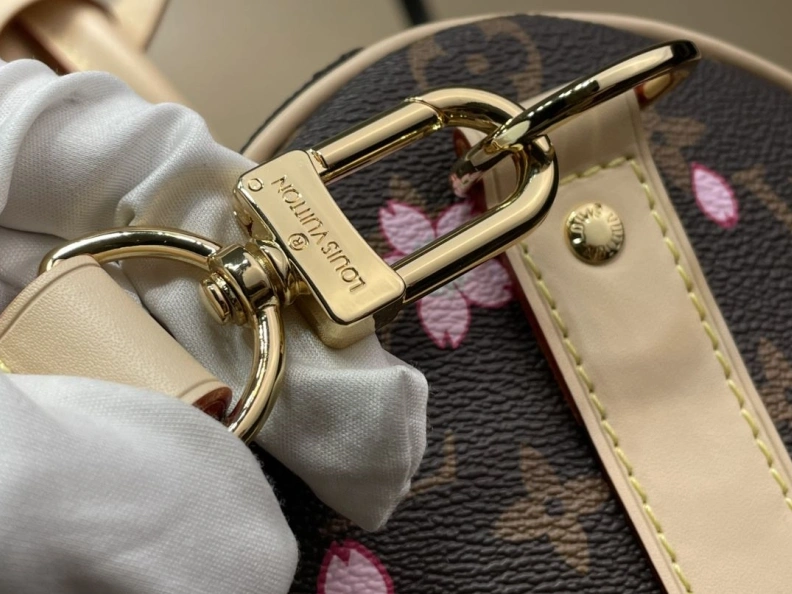 Trendsetting LX Travel Bags 296