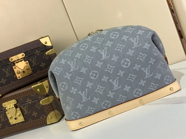 LX Cosmetic Bags Fashionable 572