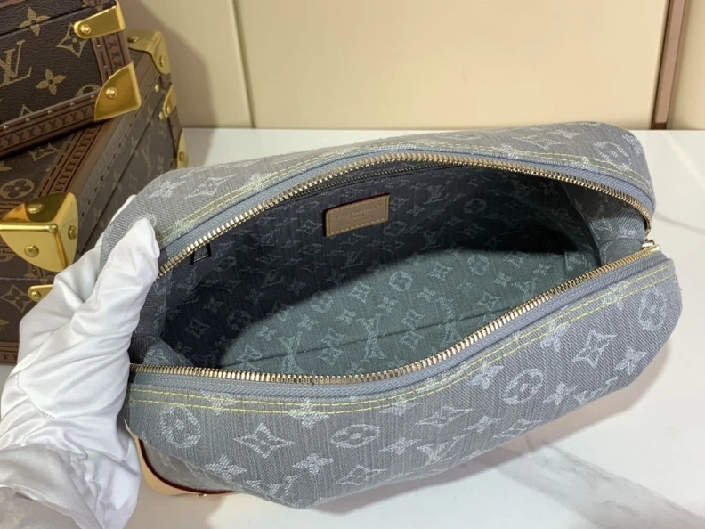 LX Cosmetic Bags Fashionable 572
