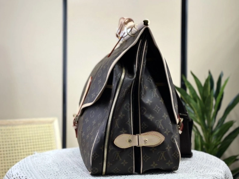 Trendsetting LX Travel Bags 252
