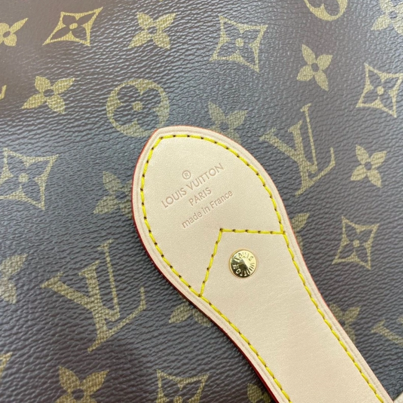 Trendsetting LX Travel Bags 252