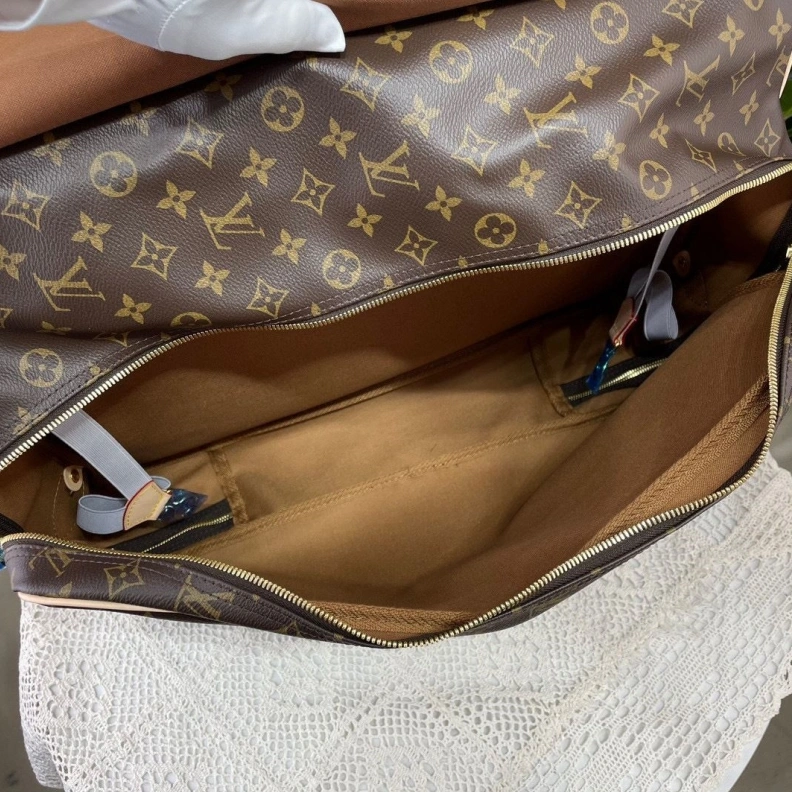 Trendsetting LX Travel Bags 252