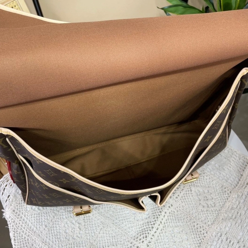 Trendsetting LX Travel Bags 252