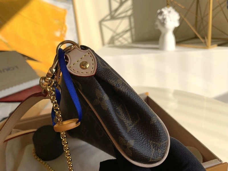 Resilient LX Clutch Bags 3977