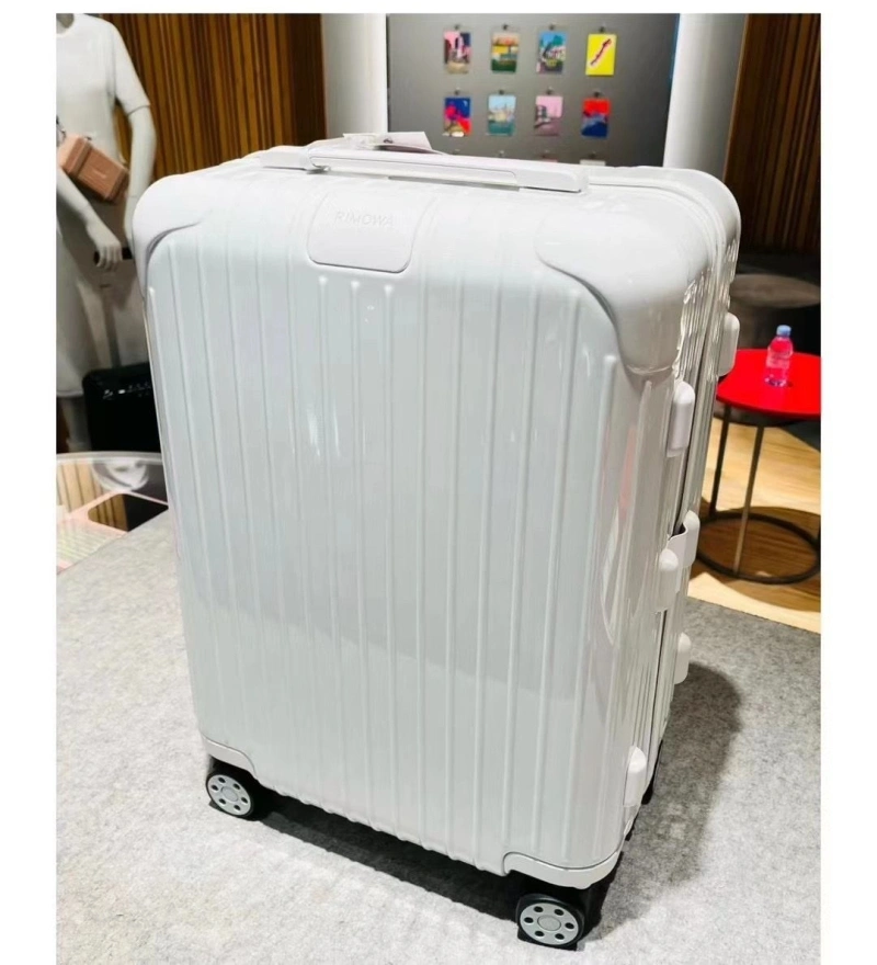 Versatile Rxmxwa Suitcase 25540