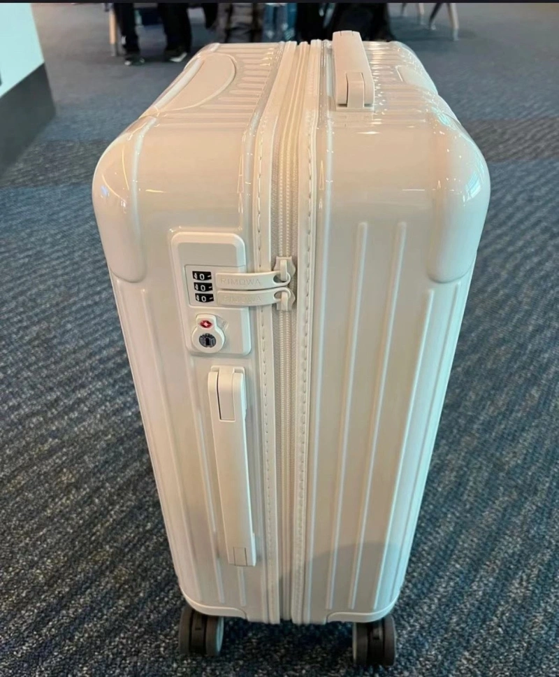 Versatile Rxmxwa Suitcase 25540