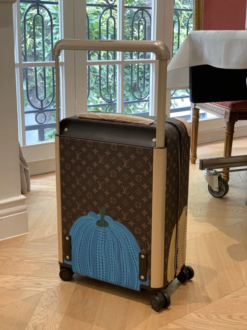 DailyWear LX Suitcase 25687
